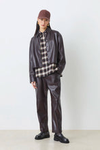Load image into Gallery viewer, Blusa corta de piel  CABERNET
