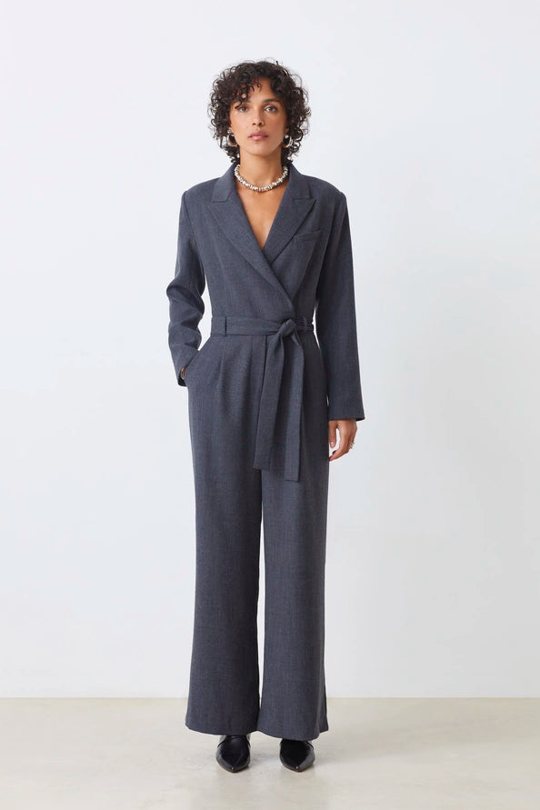 Mono con cinturón GRIS