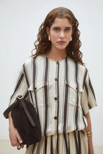 Cargar imagen en el visor de la galería, blusa-abotonada-blanca-mujer-detalles-calados-volantes-estilo-romantico-arbol-shop
