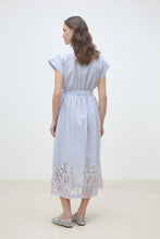 Cargar imagen en el visor de la galería, Vestido midi bordados rayas azul claro
