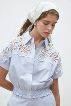 Cargar imagen en el visor de la galería, Blusa corta rayas azul claro
