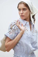 Cargar imagen en el visor de la galería, Blusa corta rayas azul claro
