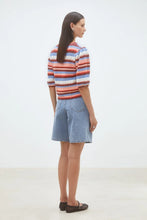 Cargar imagen en el visor de la galería, jersey-polo-hombre-punto-calado-rayas-marron-azul-estilo-vintage-arbol-shop-vaquero-short-verano

