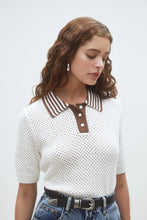 Cargar imagen en el visor de la galería, polo-mujer-punto-calado-marron-chocolate-textura-geometrica-arbol-shop-vaquero-cinturon-verano
