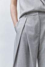 Cargar imagen en el visor de la galería, Pantalón de traje con pinzas gris claro
