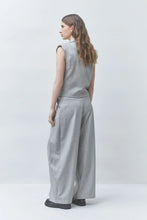 Cargar imagen en el visor de la galería, Pantalón de traje con pinzas gris claro
