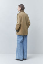 Load image into Gallery viewer, Gabardina con cierre de doble botón Beige
