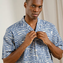 Load image into Gallery viewer, Camisa manga corta estampado azul
