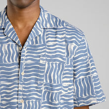 Load image into Gallery viewer, Camisa manga corta estampado azul
