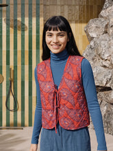 Cargar imagen en el visor de la galería, Chaleco con relleno acolchado estampado Rojo
