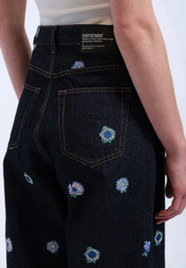 Vaquero con flores bordadas AZUL