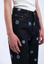 Cargar imagen en el visor de la galería, Vaquero con flores bordadas AZUL

