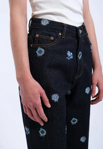Vaquero con flores bordadas AZUL