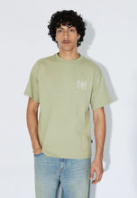 Cargar imagen en el visor de la galería, camiseta-hombre-crema--verde-algodon-serigrafia-espalda-local-brewery-arbol-shop
