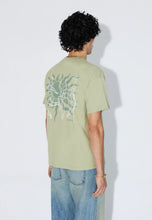 Cargar imagen en el visor de la galería, camiseta-hombre-crema--verde-algodon-serigrafia-espalda-local-brewery-arbol-shop
