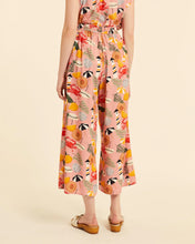 Load image into Gallery viewer, Pantalón crop estampado Rosa
