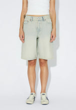 Load image into Gallery viewer, shorts-vaqueros-mujer-tiro-alto-denim-algodon-azul-medio-arbol-shop

