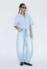 Load image into Gallery viewer, camisa-mujer-algodon-manga-corta-rayas-azules-diseno-asimetrico-dr-denim-arbol-shop
