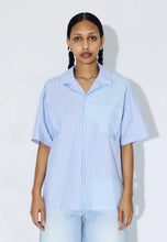 Load image into Gallery viewer, camisa-mujer-algodon-manga-corta-rayas-azules-diseno-asimetrico-dr-denim-arbol-shop
