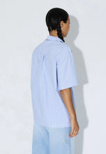 Load image into Gallery viewer, camisa-mujer-algodon-manga-corta-rayas-azules-diseno-asimetrico-dr-denim-arbol-shop
