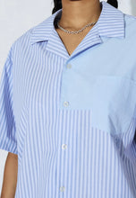 Load image into Gallery viewer, camisa-mujer-algodon-manga-corta-rayas-azules-diseno-asimetrico-dr-denim-arbol-shop

