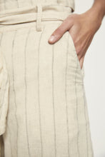 Load image into Gallery viewer, Bermuda rayas diplomáticas BEIGE
