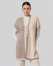 Cargar imagen en el visor de la galería, Poncho de punto en bloques de color Beige

