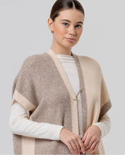 Cargar imagen en el visor de la galería, Poncho de punto en bloques de color Beige
