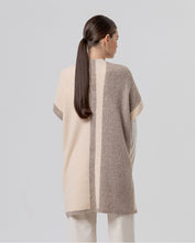 Cargar imagen en el visor de la galería, Poncho de punto en bloques de color Beige
