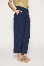 Load image into Gallery viewer, Pantalón recto con pinzas azul
