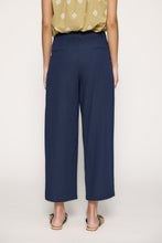 Load image into Gallery viewer, Pantalón recto con pinzas azul

