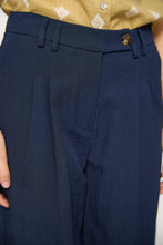 Load image into Gallery viewer, Pantalón recto con pinzas azul
