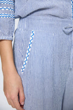 Load image into Gallery viewer, Pantalón de rayas bordado Azul claro
