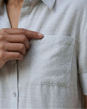 Cargar imagen en el visor de la galería, Camisa manga corta con bolsillo Gris claro
