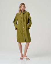 Cargar imagen en el visor de la galería, parka-impermeable-mujer-verde-oliva-capucha-chubasquero-largo-arbol-shop

