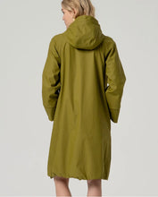 Cargar imagen en el visor de la galería, Parka Impermeable con Capucha VERDE
