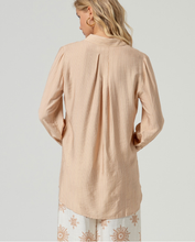 Cargar imagen en el visor de la galería, camisa-larga-mujer-fluida-satinada-color-arena-rayas-tonales-arbol-shop
