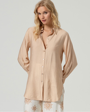 Cargar imagen en el visor de la galería, camisa-larga-mujer-fluida-satinada-color-arena-rayas-tonales-arbol-shop
