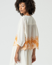 Load image into Gallery viewer, Blusa oversize con bordado BLANCO
