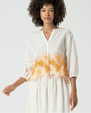 Load image into Gallery viewer, Blusa oversize con bordado BLANCO
