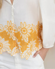 Load image into Gallery viewer, Blusa oversize con bordado BLANCO
