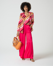 Load image into Gallery viewer, Blazer satinada cruzada FUCSIA
