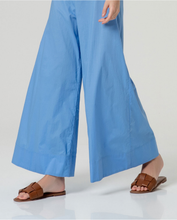 Cargar imagen en el visor de la galería, Pantalón amplio algodón tobillo Azul CLARO
