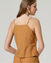 Cargar imagen en el visor de la galería, top-de-tirantes-mujer-entallado-camel-botones-escote-cuadrado-arbol-shop
