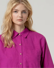 Cargar imagen en el visor de la galería, Camisa larga manga 3/4 Fucsia
