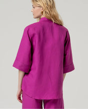 Cargar imagen en el visor de la galería, Camisa larga manga 3/4 Fucsia

