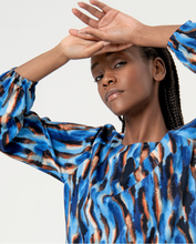 Cargar imagen en el visor de la galería, Blusa fluida AZUL
