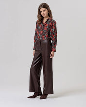 Cargar imagen en el visor de la galería, Pantalón ancho de efecto piel Chocolate
