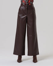 Cargar imagen en el visor de la galería, Pantalón ancho de efecto piel Chocolate

