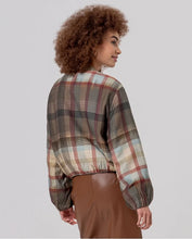 Cargar imagen en el visor de la galería, Cazadora bomber de cuadros Camel
